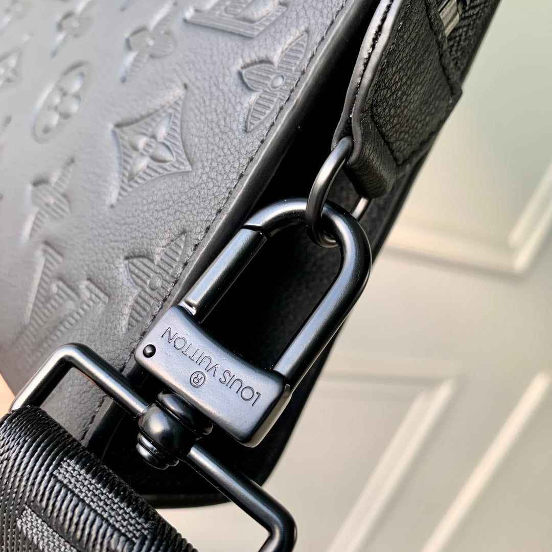 POCHETTE VOYAGE 22 IN BLACK MONOGRAM SHADOW CALFSKIN