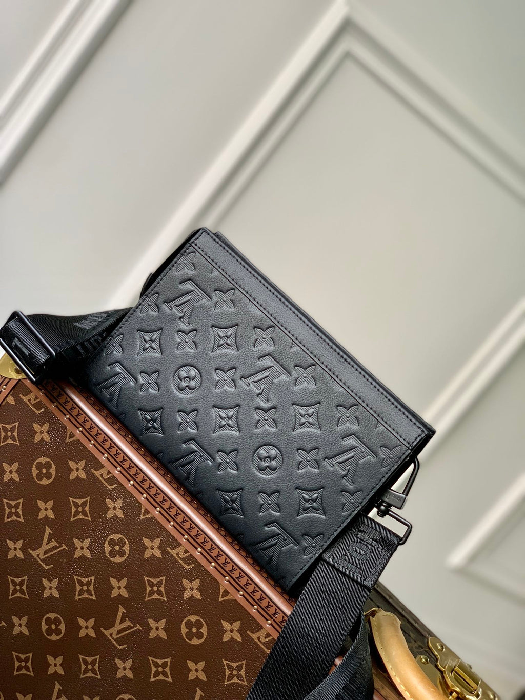 POCHETTE VOYAGE 22 IN BLACK MONOGRAM SHADOW CALFSKIN
