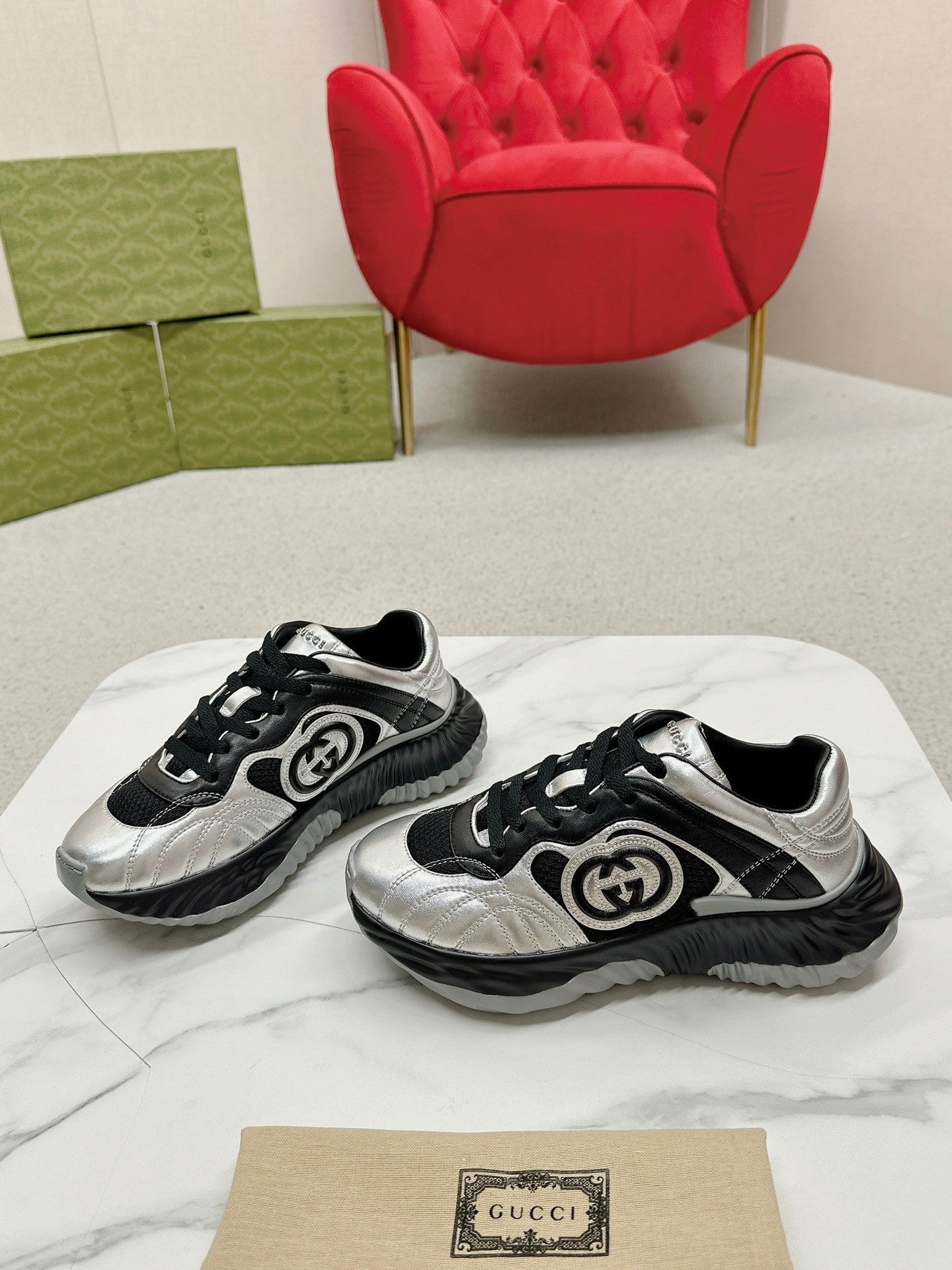 GG RIPPLE TRAINER LIGHT SILVER AND BLACK LAMBSKIN