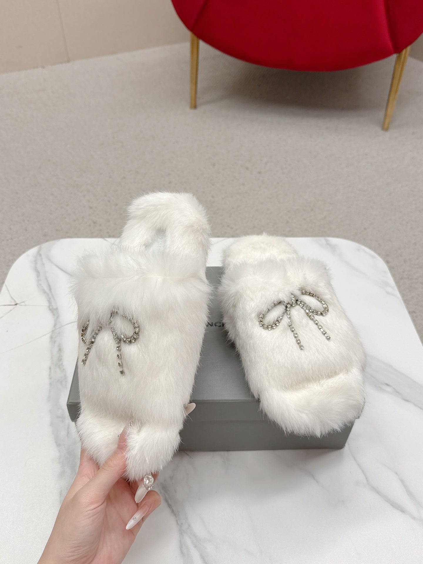 BALENCIAGA 25S SOFT FUR SLIPPERS IN WHITE FUR WITH RHINESTONE BOW