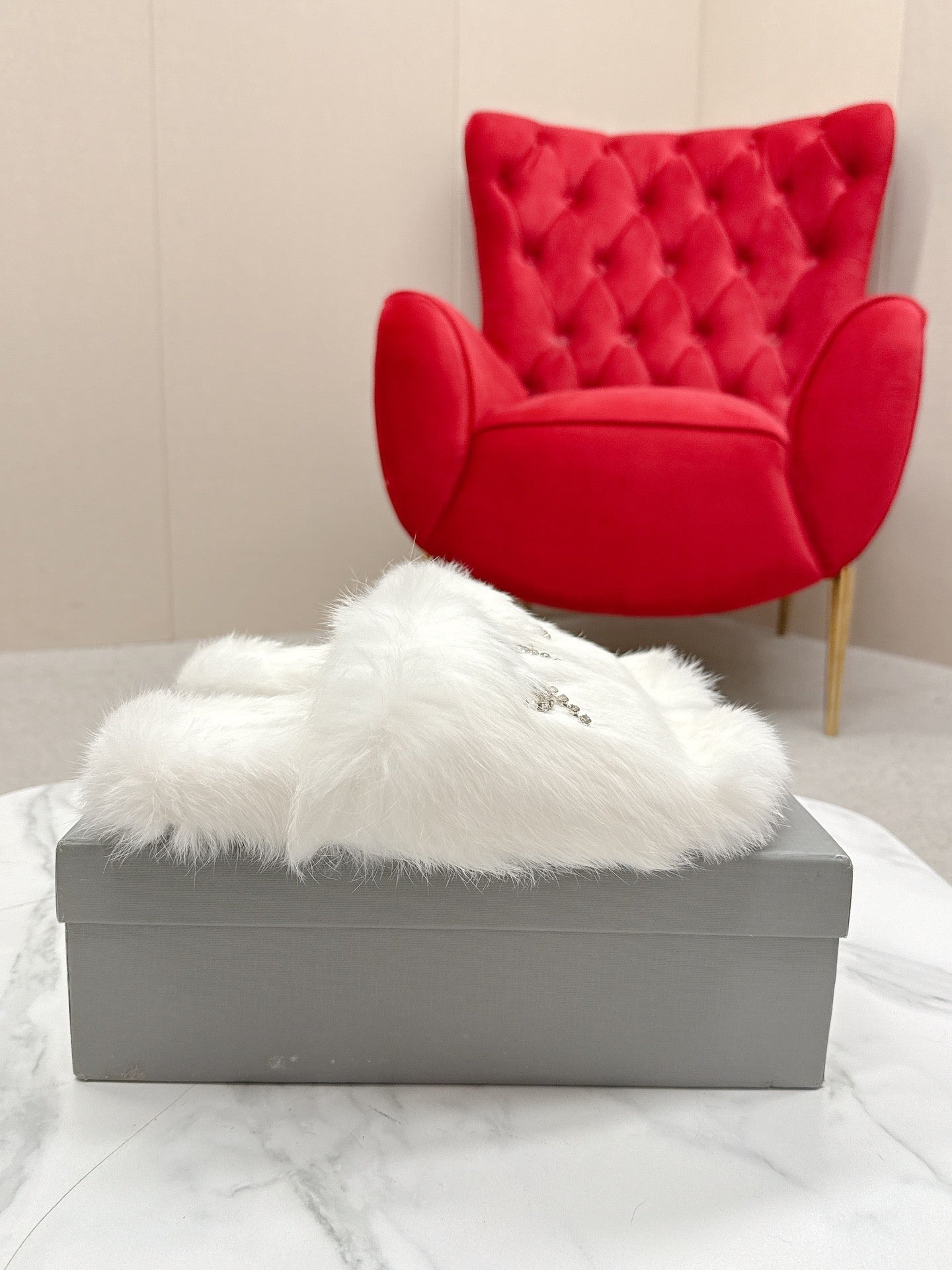 BALENCIAGA 25S SOFT FUR SLIPPERS IN WHITE FUR WITH RHINESTONE BOW