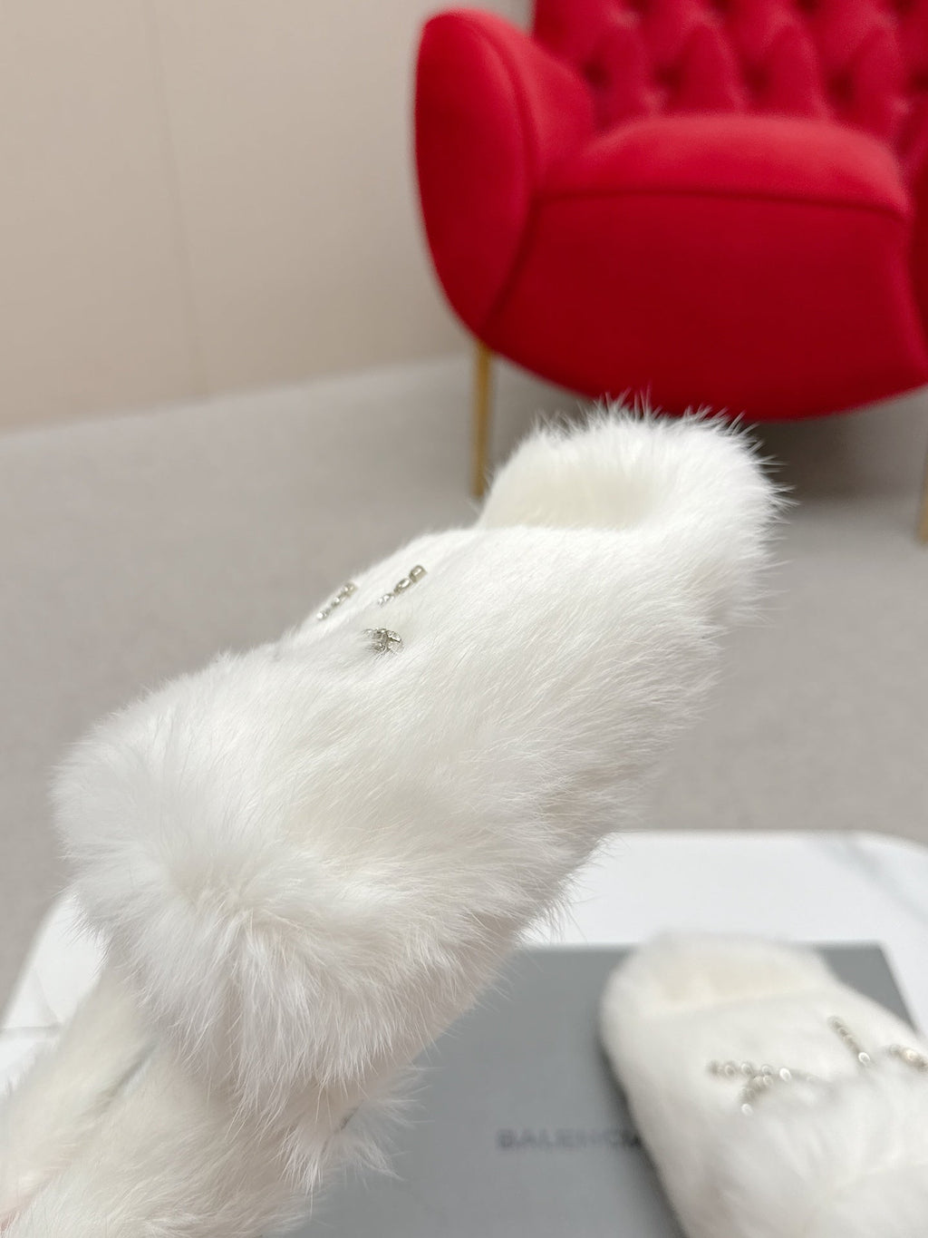 BALENCIAGA 25S SOFT FUR SLIPPERS IN WHITE FUR WITH RHINESTONE BOW