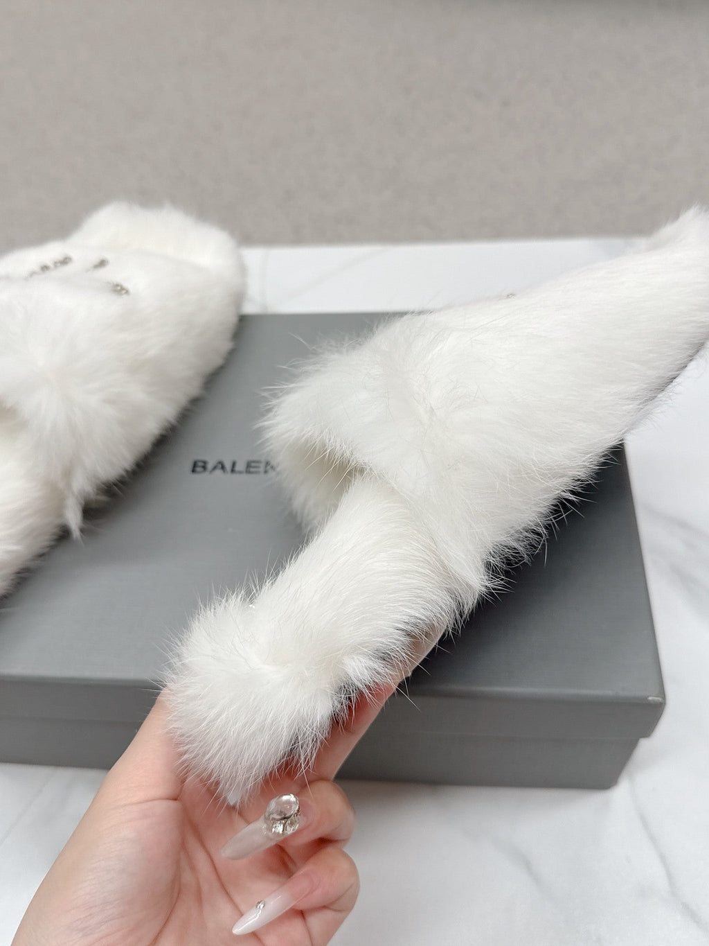 BALENCIAGA 25S SOFT FUR SLIPPERS IN WHITE FUR WITH RHINESTONE BOW