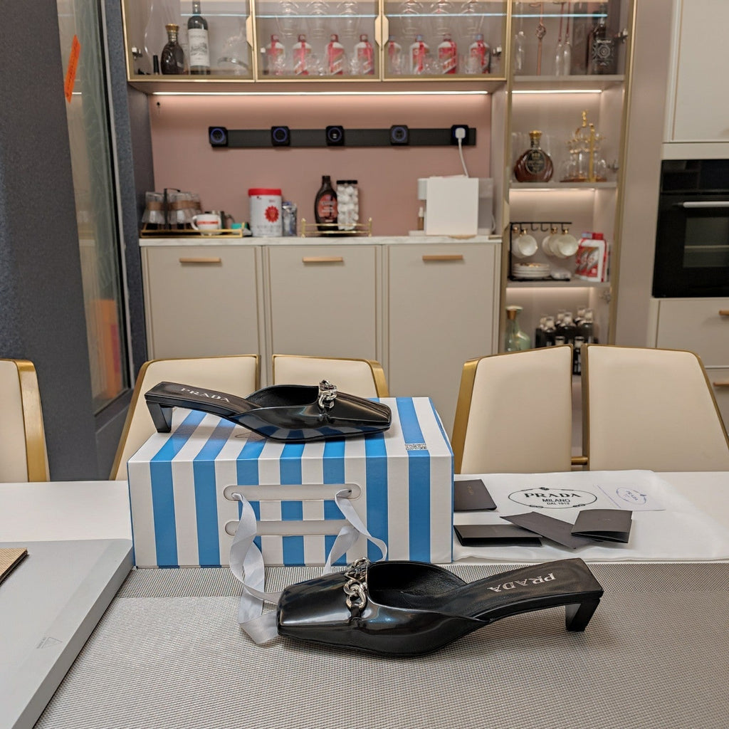 PRA SQUARE TOE MULES BLACK CALFSKIN WITH CHAIN