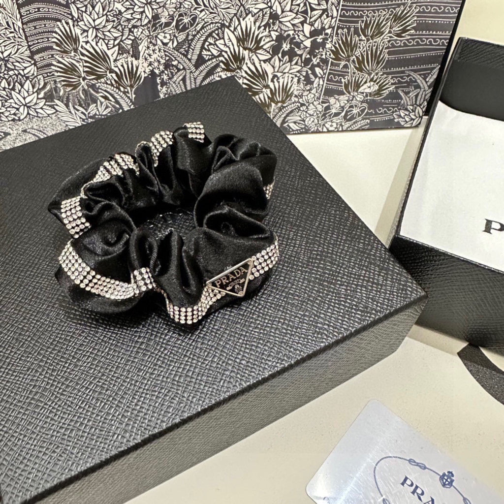 SCRUNCHIE IN BLACK VELVET WITH CRYSTAL CHAIN 369301