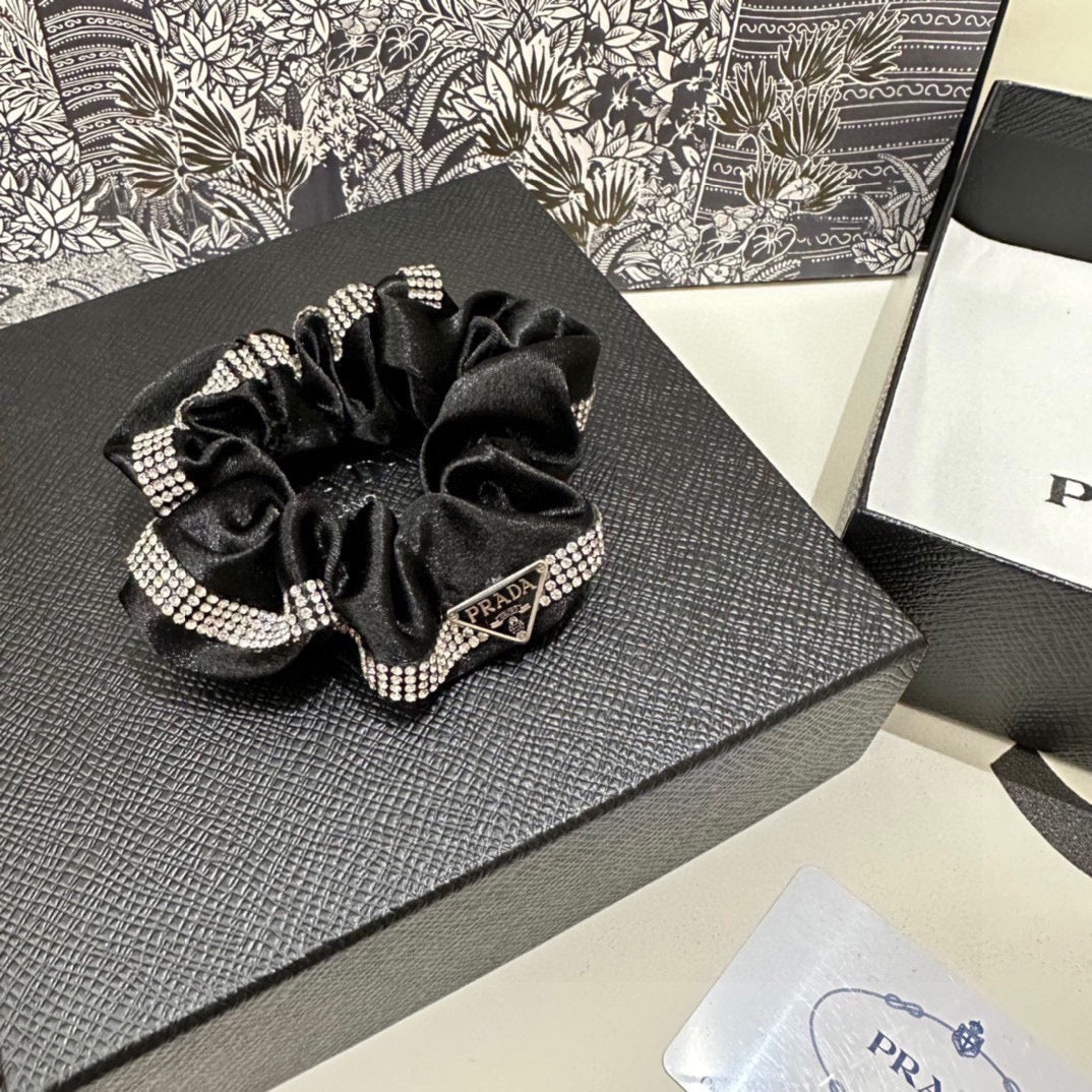 SCRUNCHIE IN BLACK VELVET WITH CRYSTAL CHAIN 369301