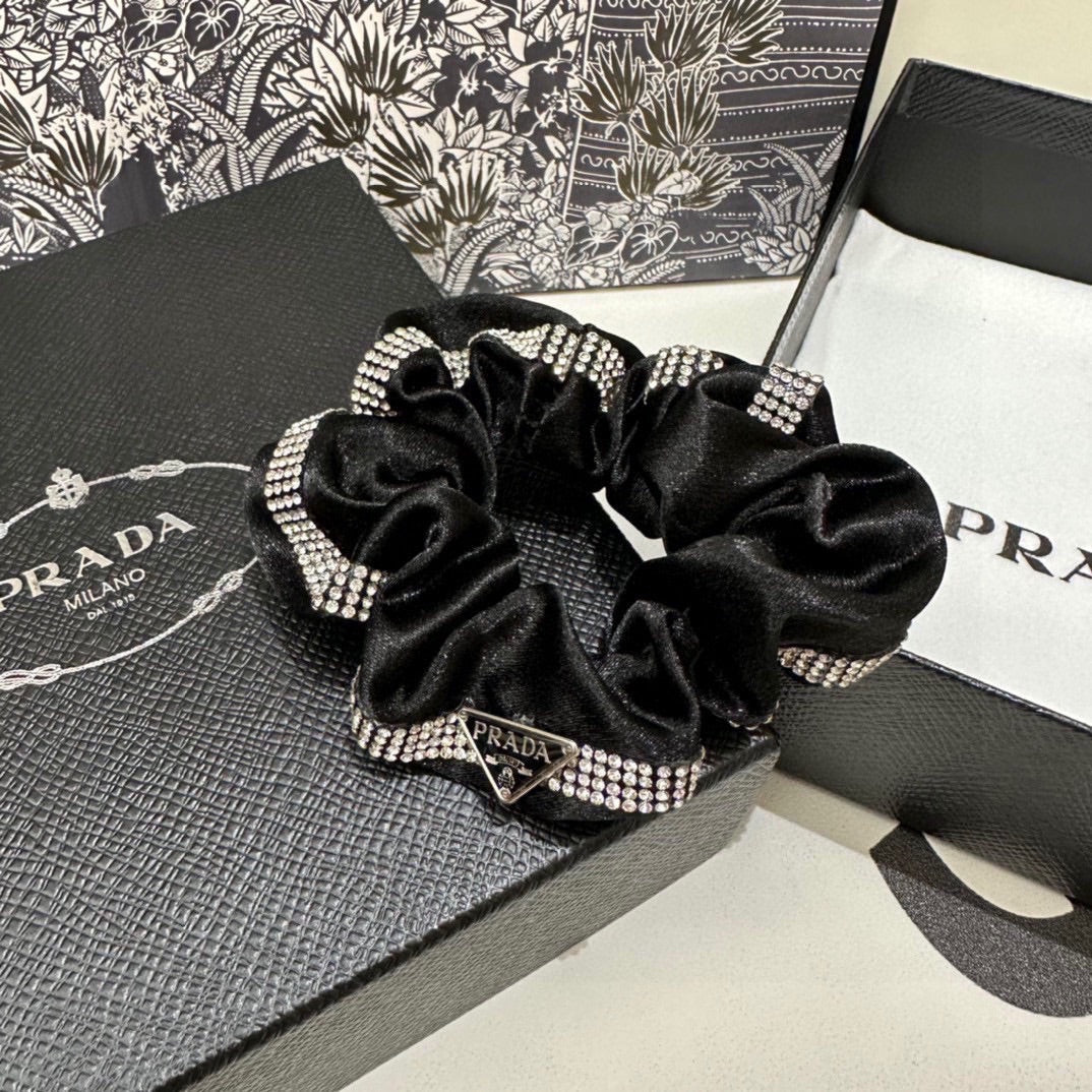 SCRUNCHIE IN BLACK VELVET WITH CRYSTAL CHAIN 369301