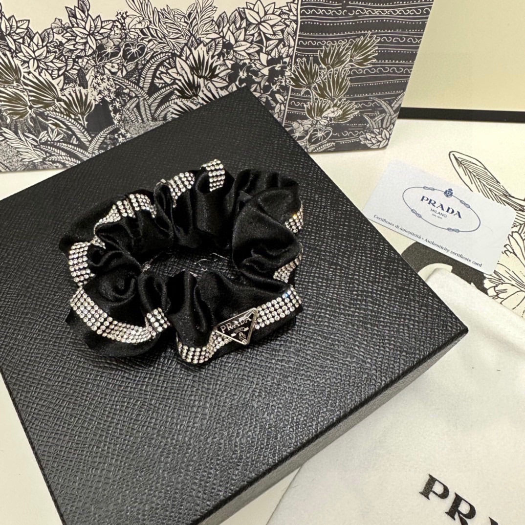 SCRUNCHIE IN BLACK VELVET WITH CRYSTAL CHAIN 369301