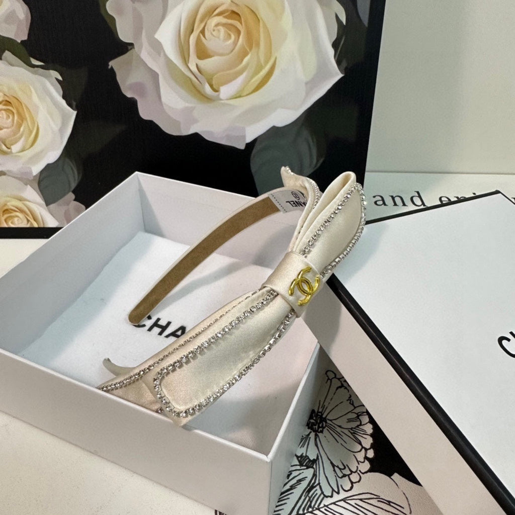 WHITE FABRIC WITH CRYSTAL HAIRBAND 412464