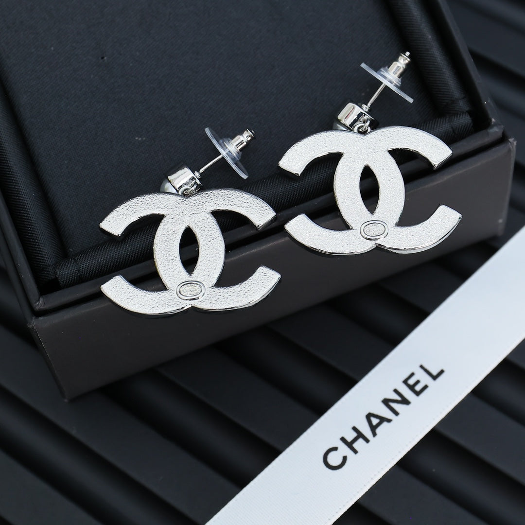 DOUBLE C EARRINGS IN SILVER METAL WITH BLACK SNOWFLAKE EMBOSSED ON WHITE ENAMEL