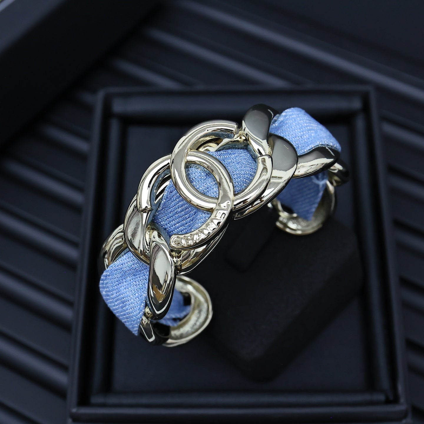 CC 25P IN DENIM-THREADED WIDE CHAIN GOLD METAL BRACELET