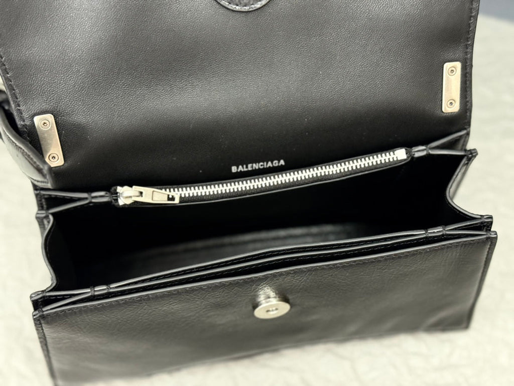 CRUSH SHOULDER BAG 25 IN BLACK CRUSHED CALFSKIN LEATHER STRAP SILVER HARDWARE