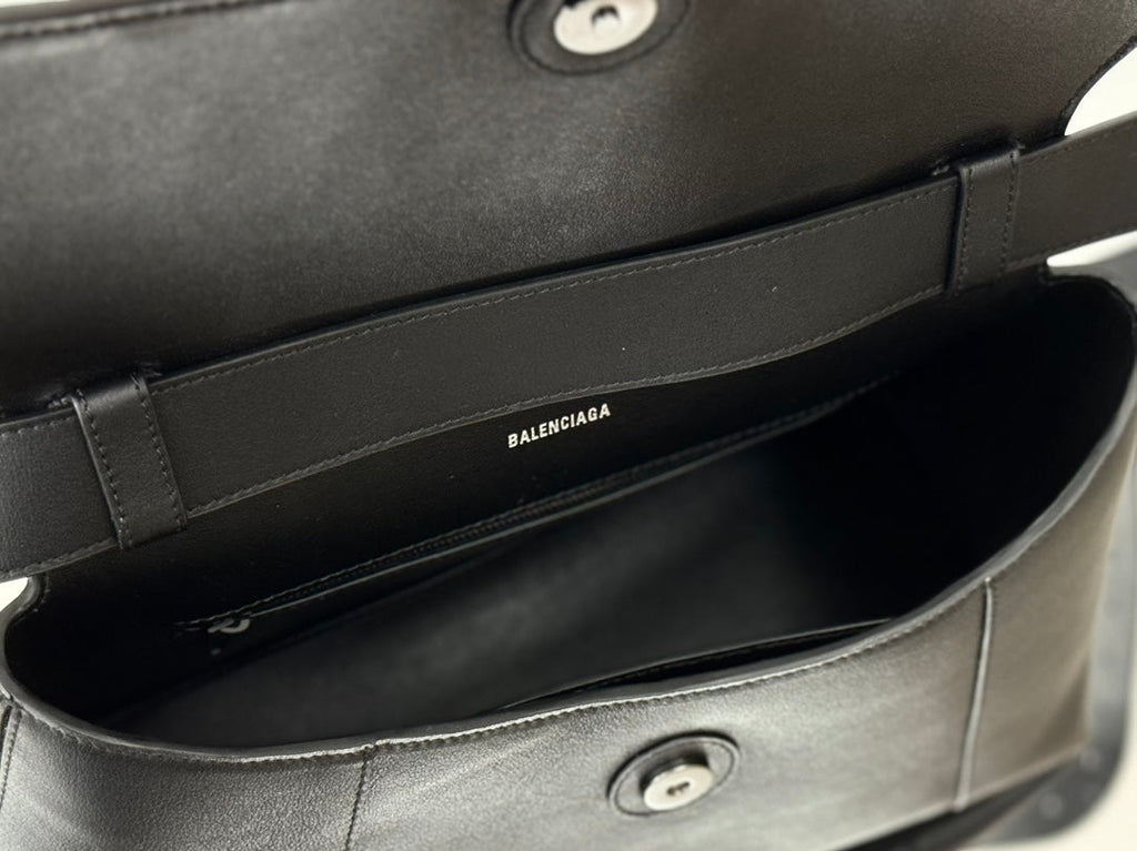 DOWNTOWN M CROSSBODY BAG 32 IN BLACK SOFT LAMBSKIN