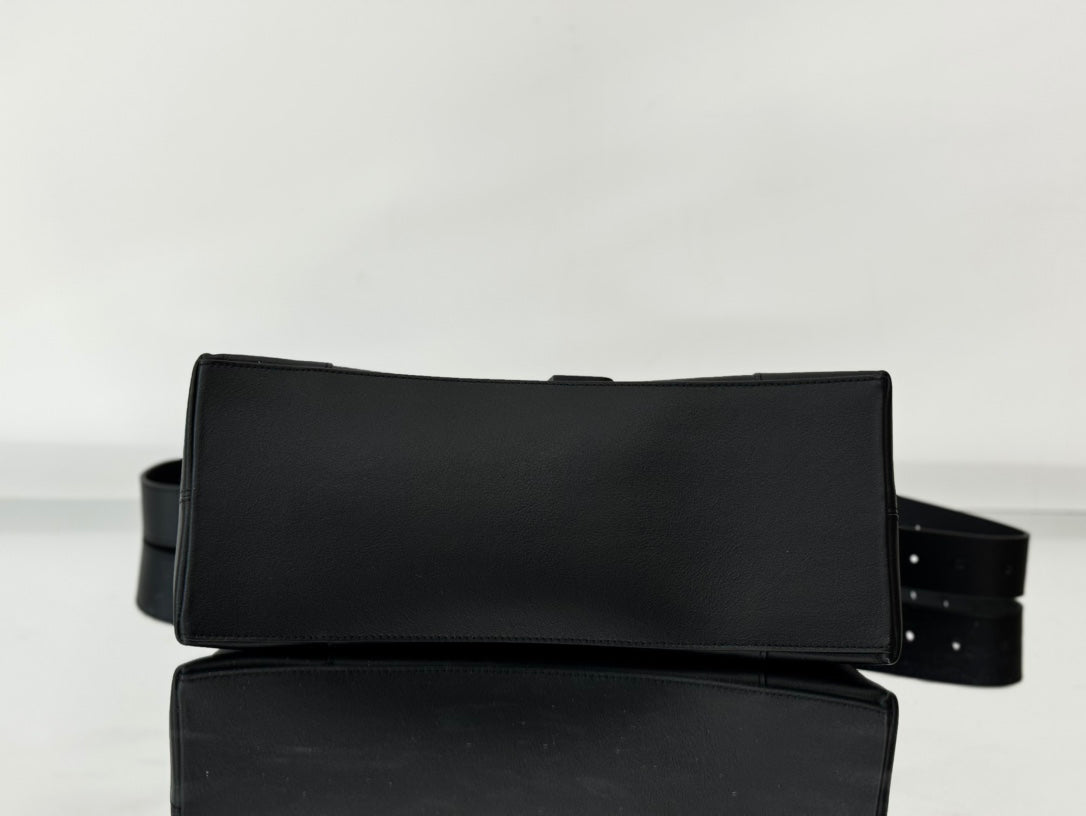 DOWNTOWN M CROSSBODY BAG 32 IN BLACK SOFT LAMBSKIN