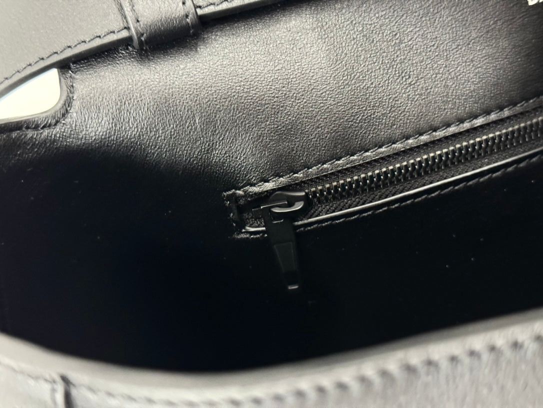 DOWNTOWN M CROSSBODY BAG 32 IN BLACK SOFT LAMBSKIN