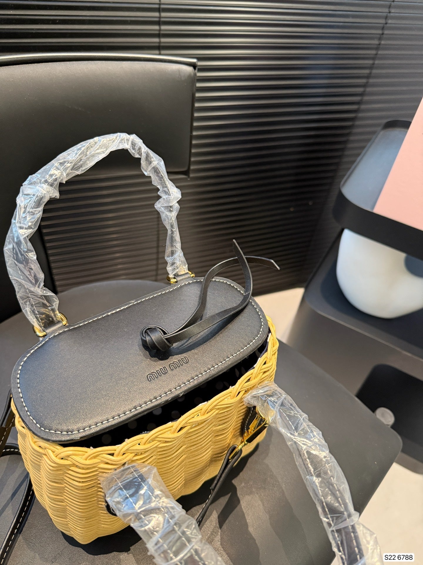 BASKET BAG 18 IN BROWN BEIGE WICKER AND BLACK CALFSKIN TRIM