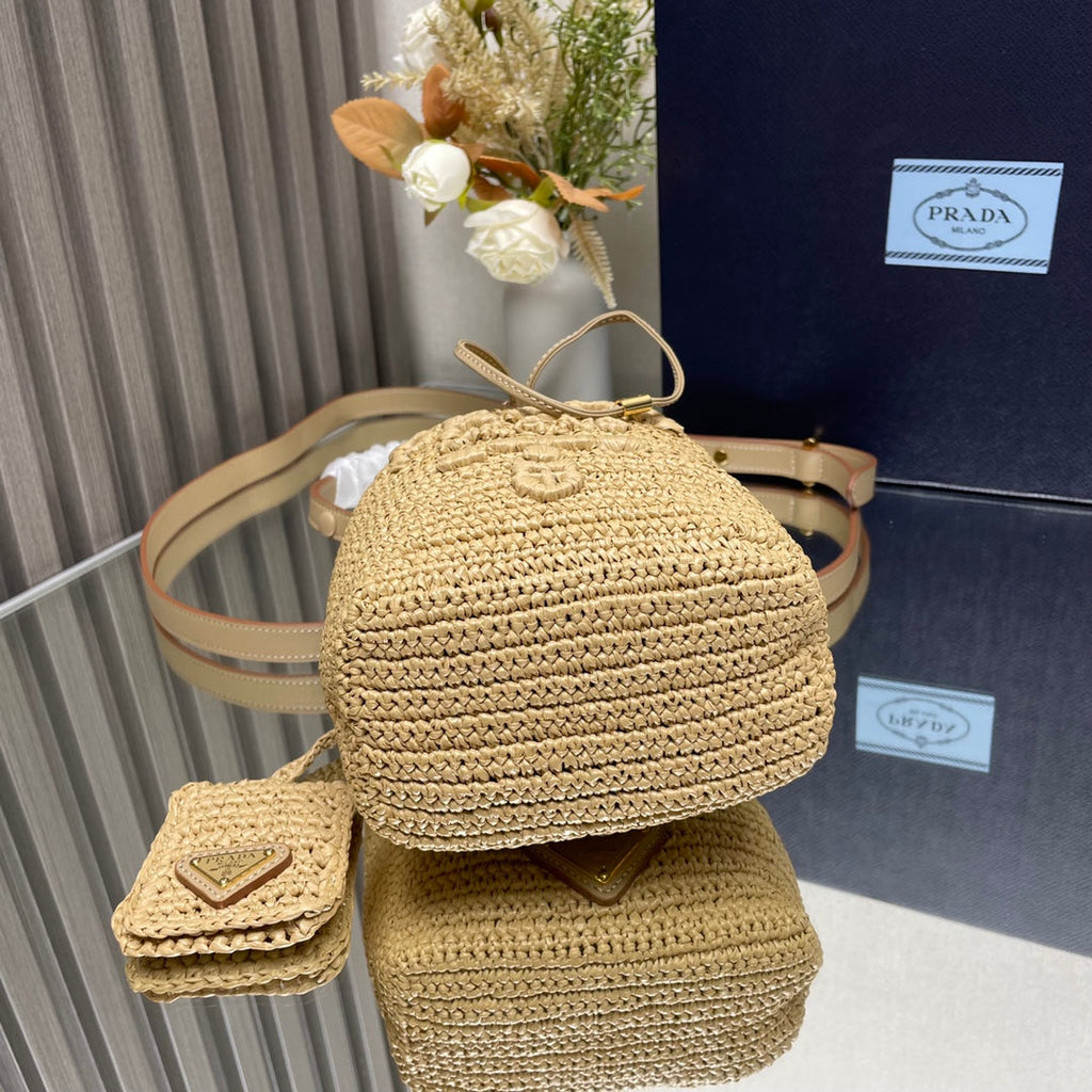 BUCKET BAG 20 IN BEIGE WOVEN RAFFIA EMBOSSED LOGO