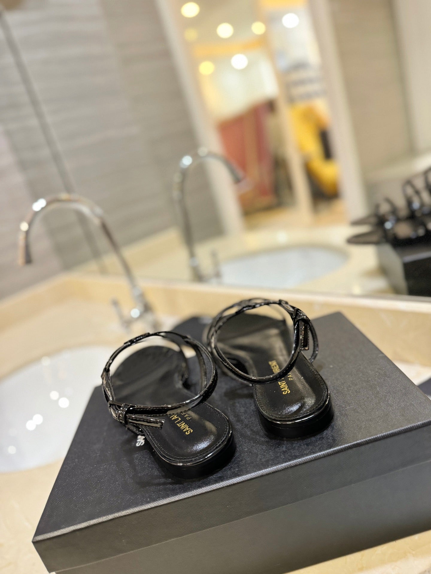 SL LOGO FLAT SANDALS BLACK POLISHED CALFSKIN