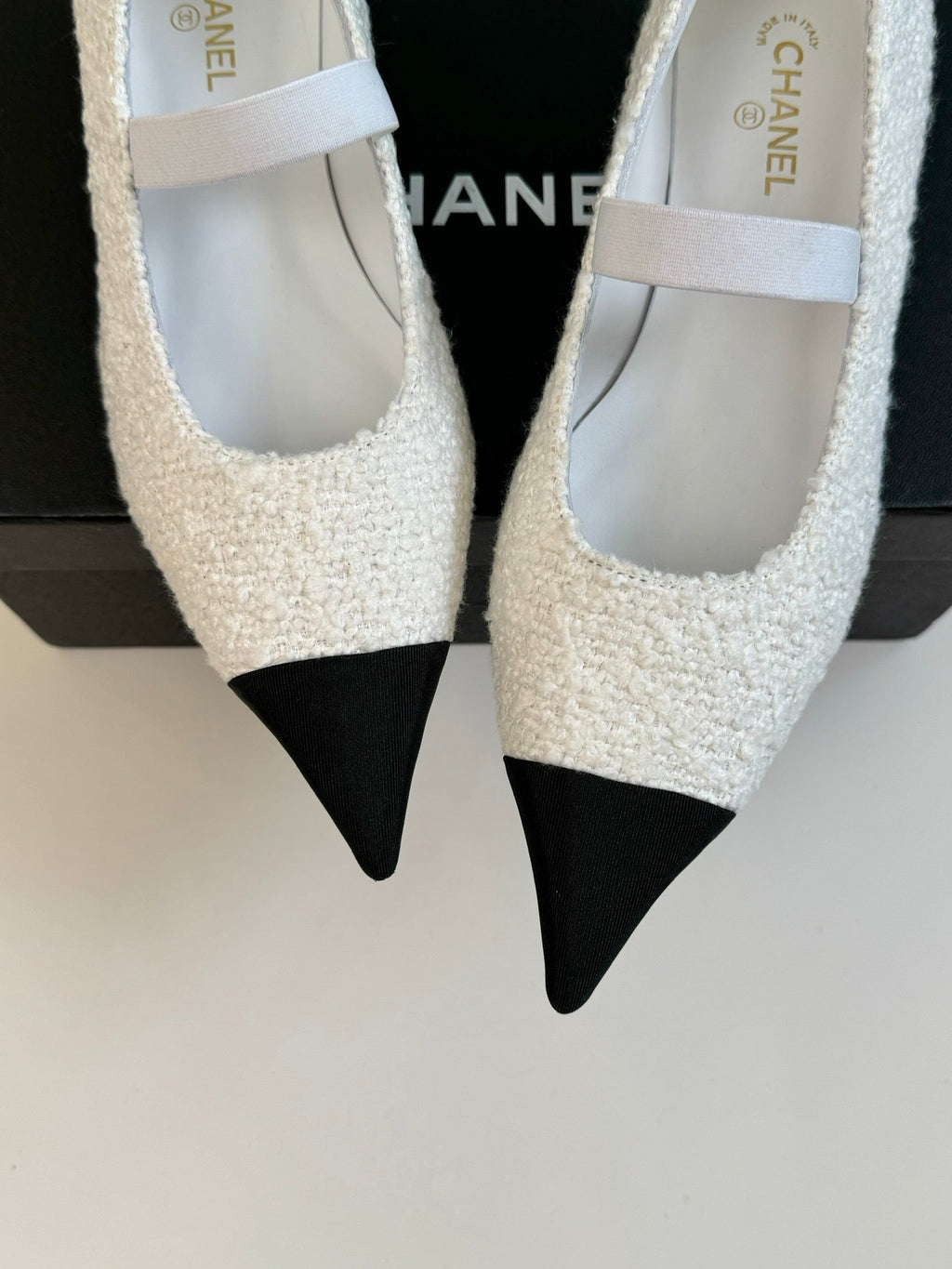 CC MARY JANE IN WHITE TWEED AND BLACK SATIN
