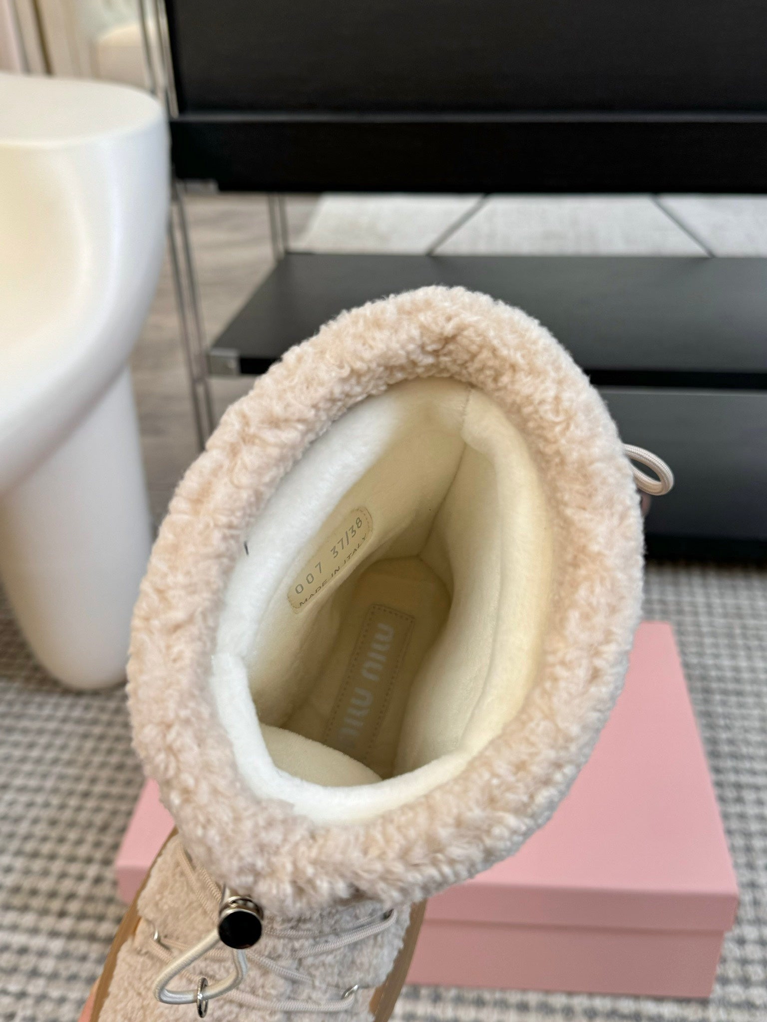 SNOW ANKLE BOOTS IN COSMIC LATTE SHEARLING