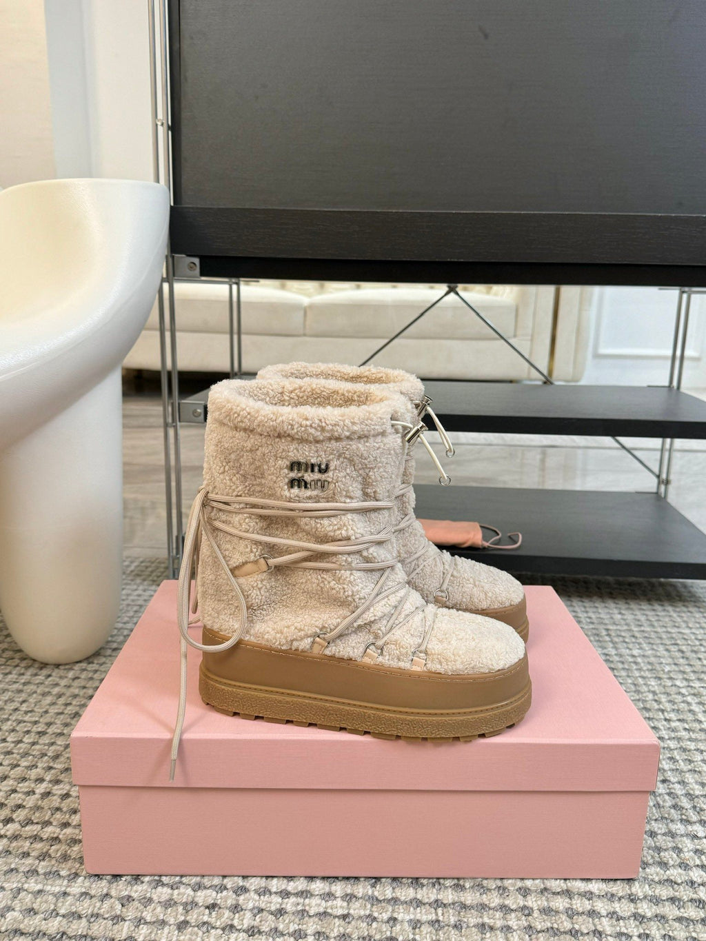 SNOW ANKLE BOOTS IN COSMIC LATTE SHEARLING