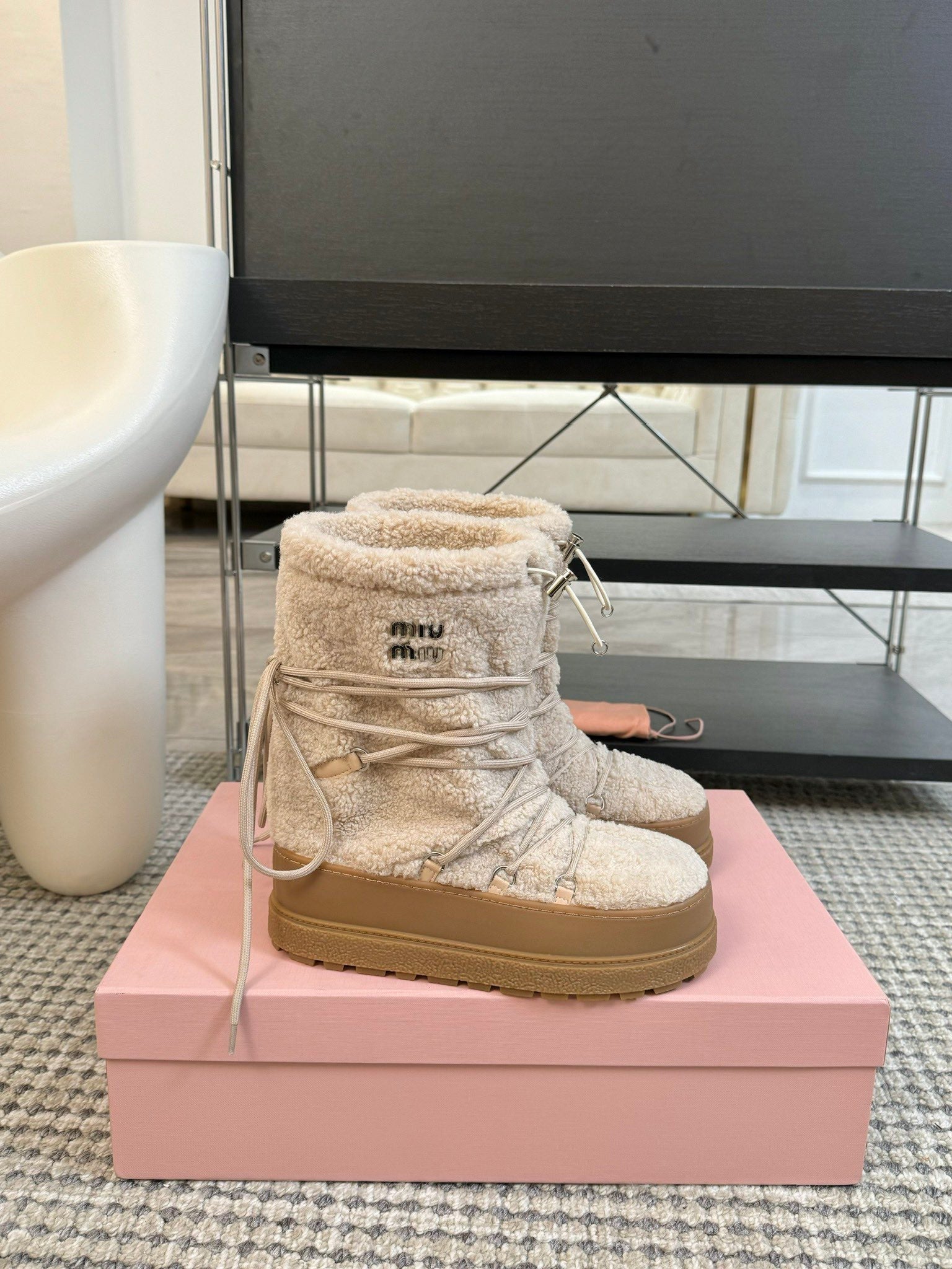 SNOW ANKLE BOOTS IN COSMIC LATTE SHEARLING
