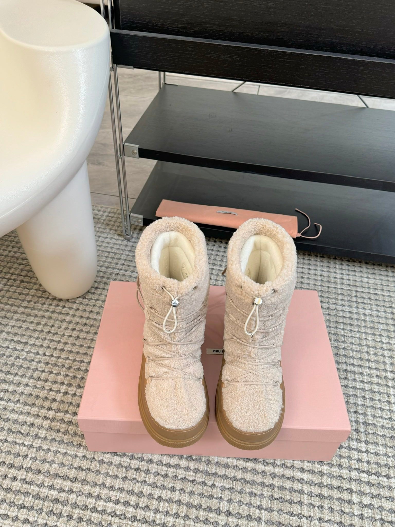 SNOW ANKLE BOOTS IN COSMIC LATTE SHEARLING