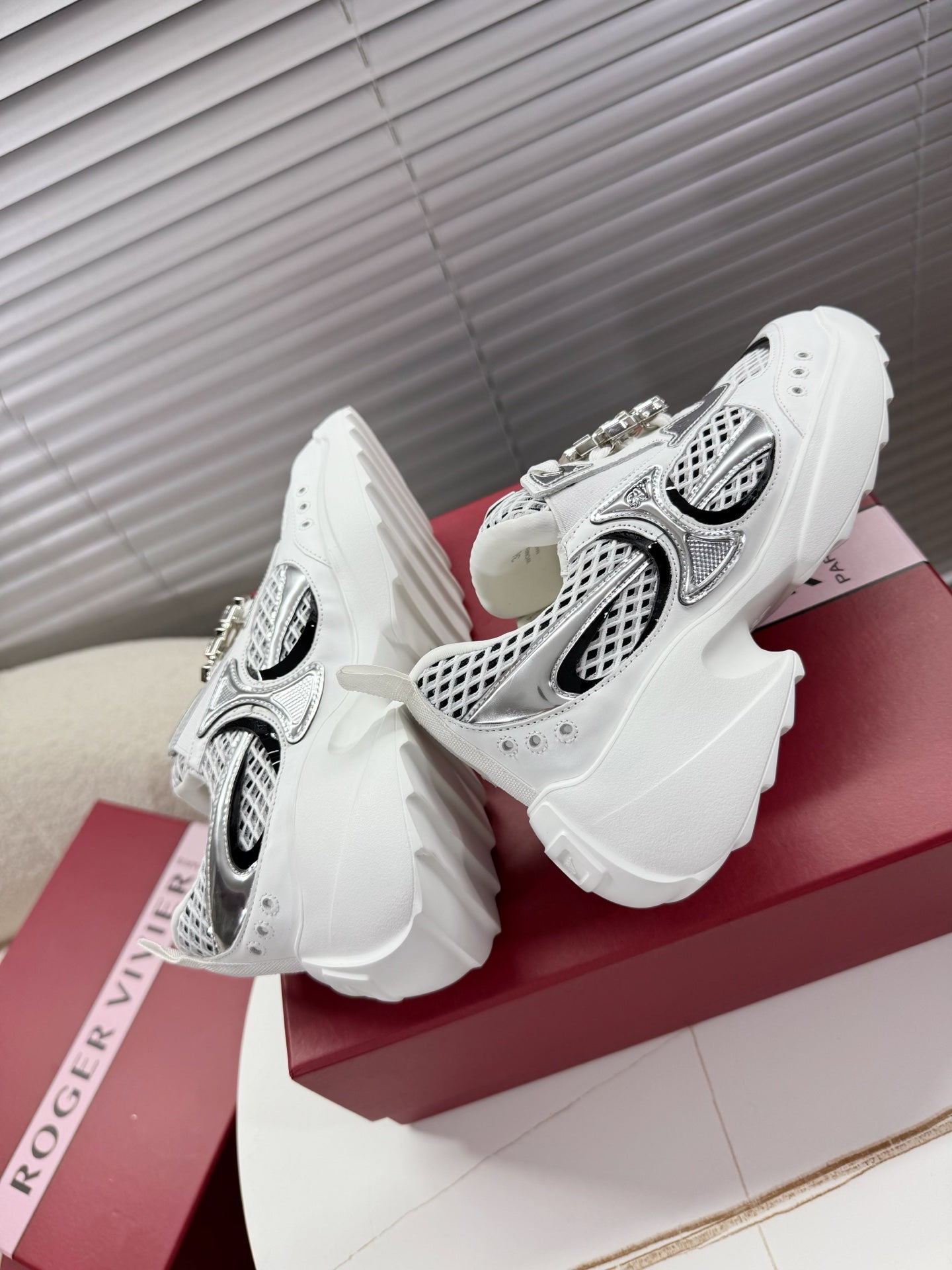 VIV' ON THE RUN SNEAKERS IN SILVER PATENT CALFSKIN AND WHITE FABRIC