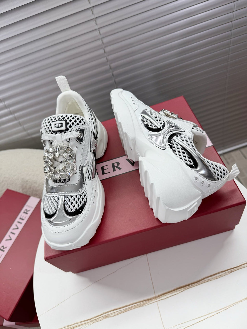 VIV' ON THE RUN SNEAKERS IN SILVER PATENT CALFSKIN AND WHITE FABRIC