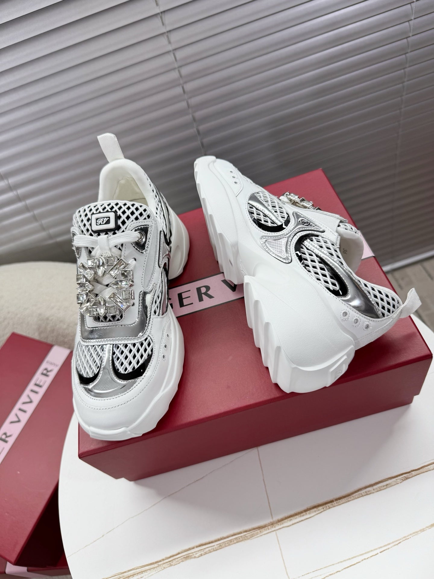 VIV' ON THE RUN SNEAKERS IN SILVER PATENT CALFSKIN AND WHITE FABRIC