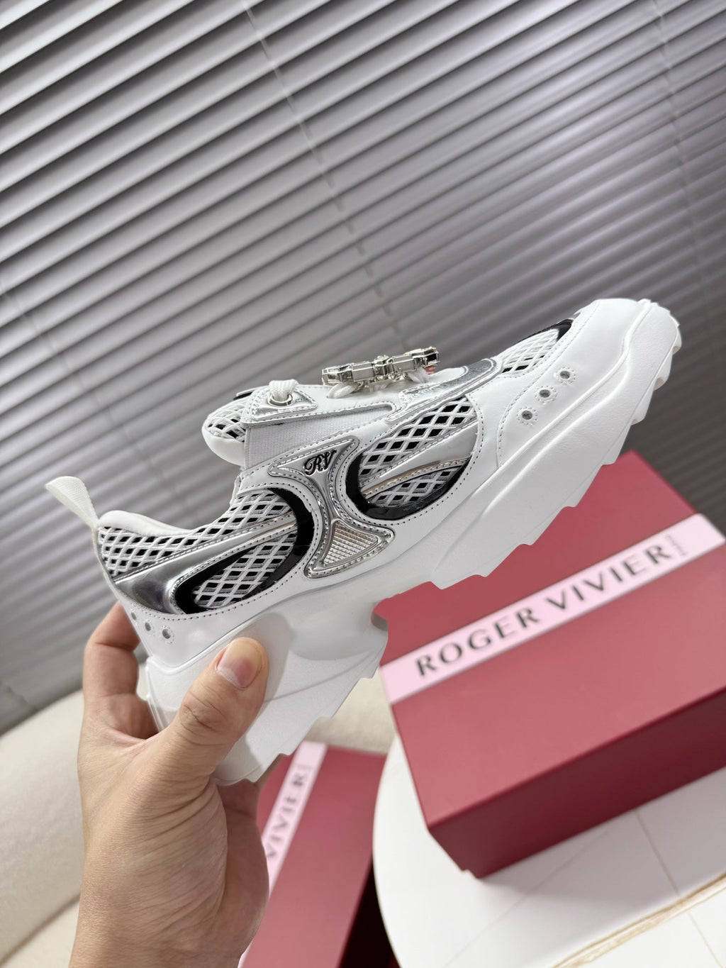 VIV' ON THE RUN SNEAKERS IN SILVER PATENT CALFSKIN AND WHITE FABRIC