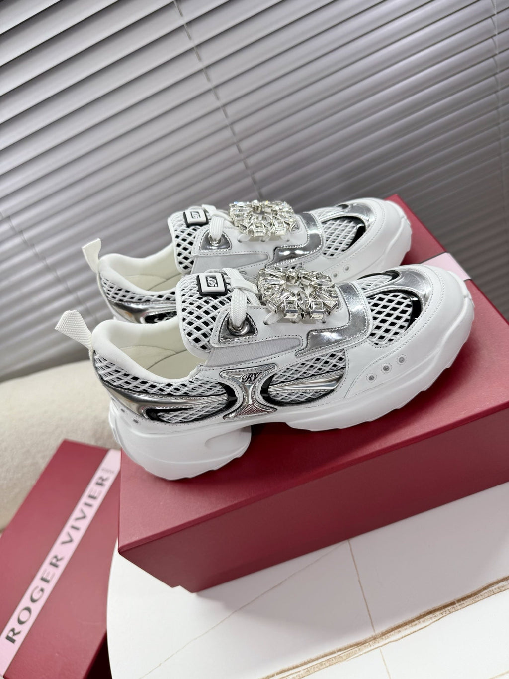 VIV' ON THE RUN SNEAKERS IN SILVER PATENT CALFSKIN AND WHITE FABRIC