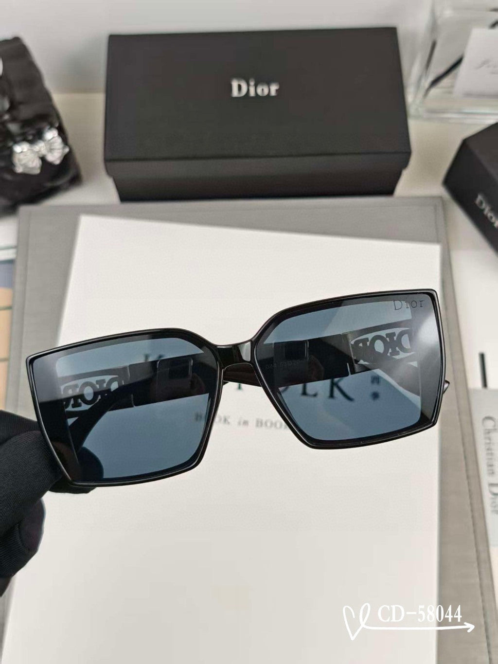 MONTAIGNE SQUARE SUNGLASS 58044 IN ACETATE