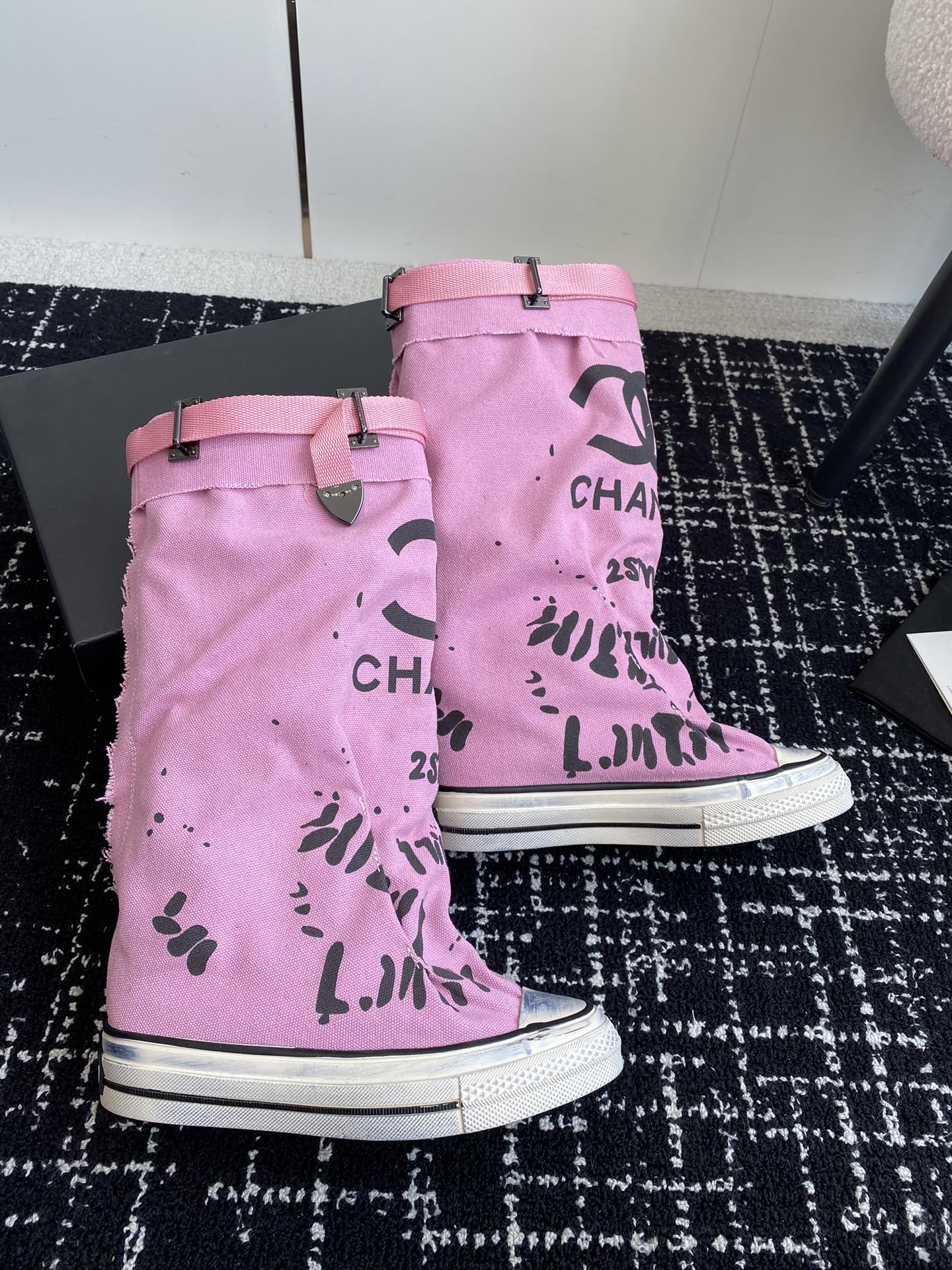 HIGH BOOTS IN HOT PINK CANVAS