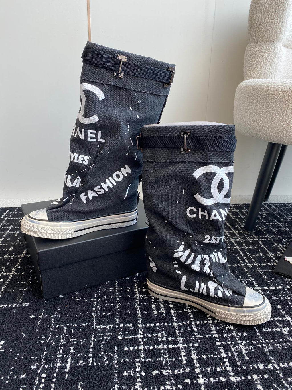 HIGH BOOTS IN BLACK CANVAS