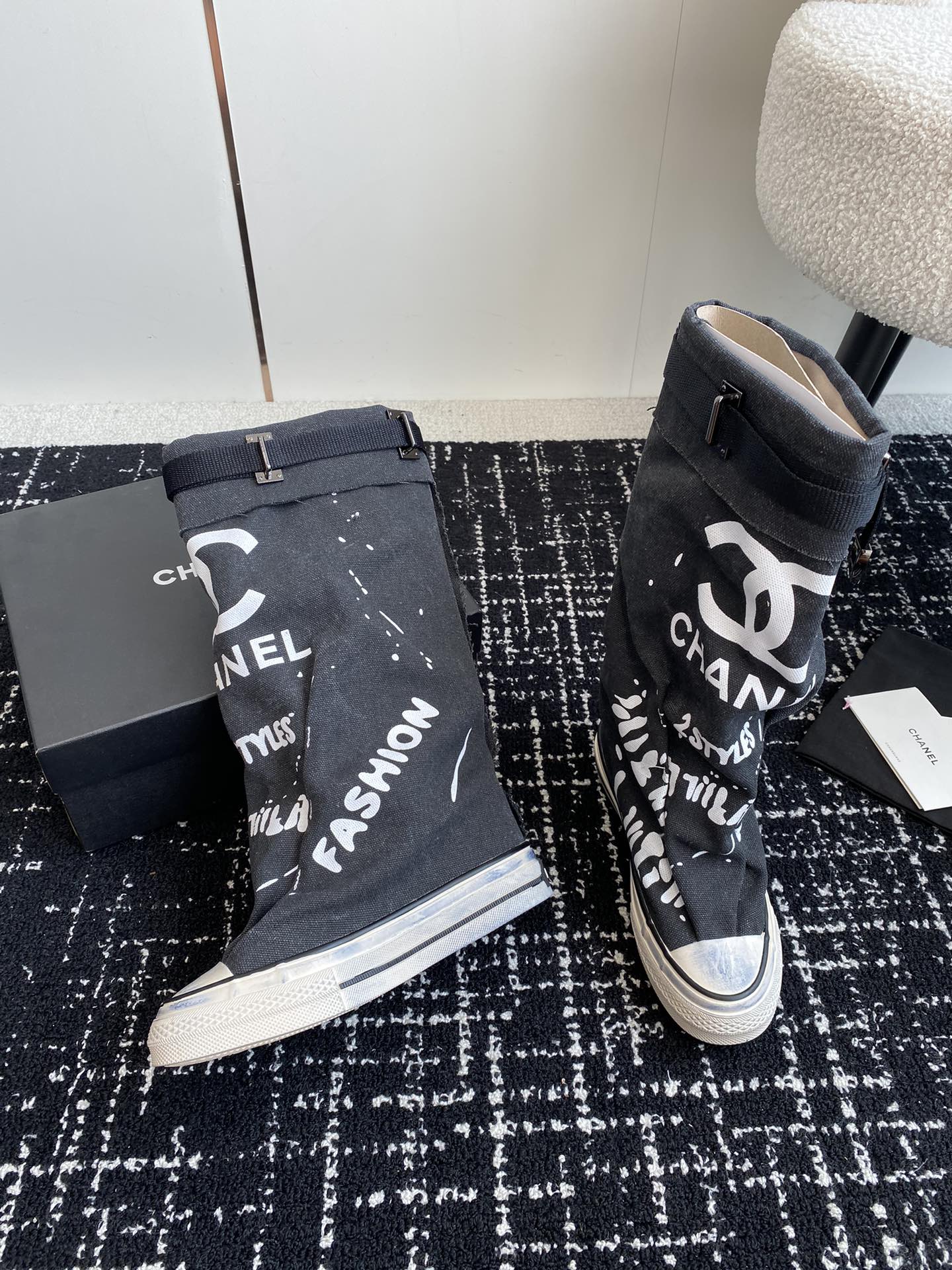 HIGH BOOTS IN BLACK CANVAS