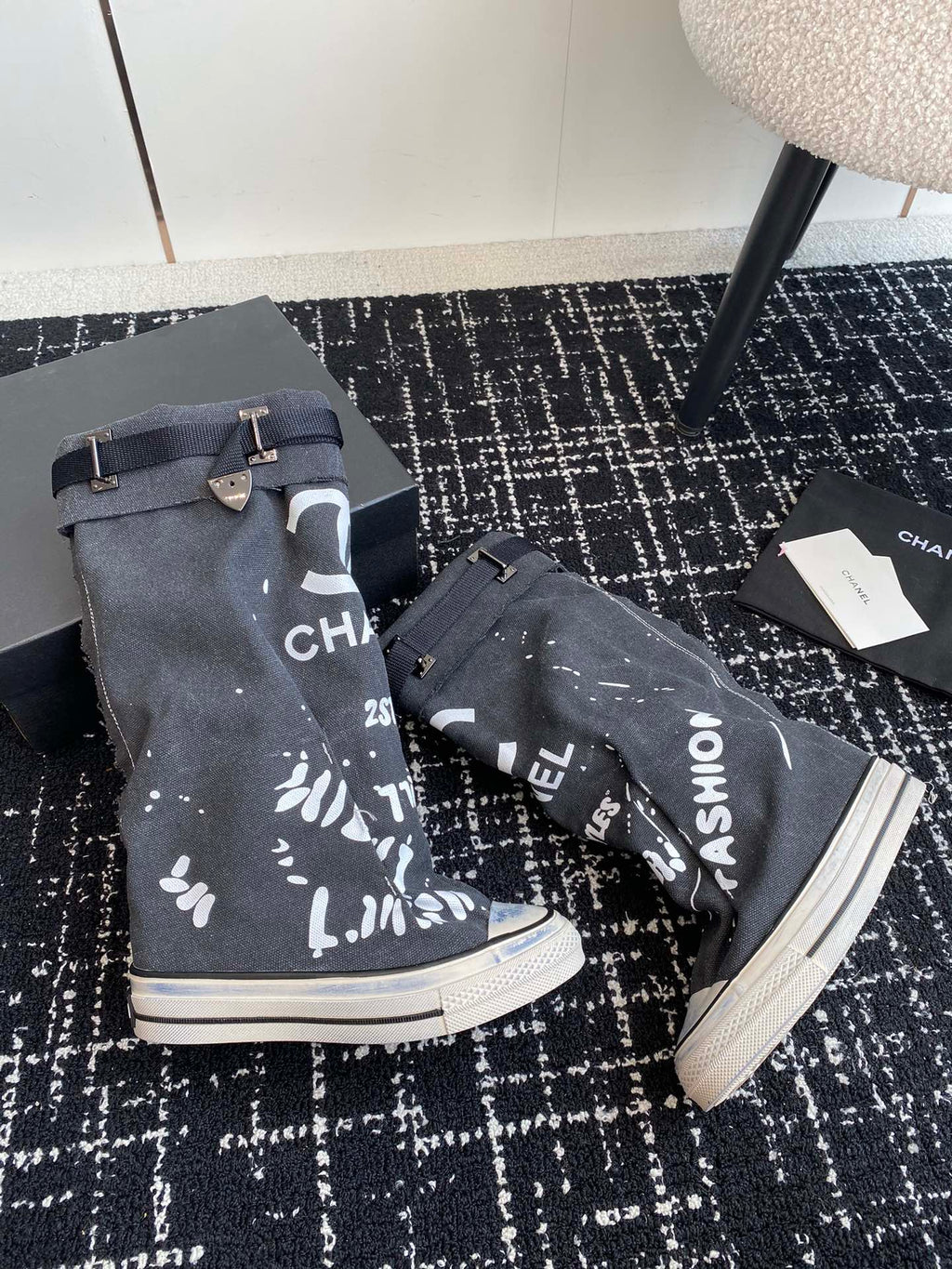 HIGH BOOTS IN BLACK CANVAS