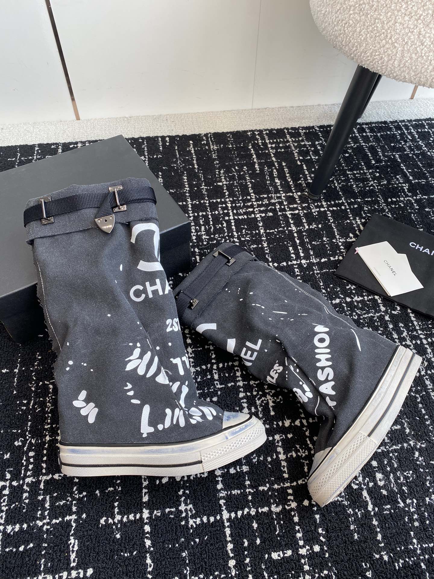 HIGH BOOTS IN BLACK CANVAS