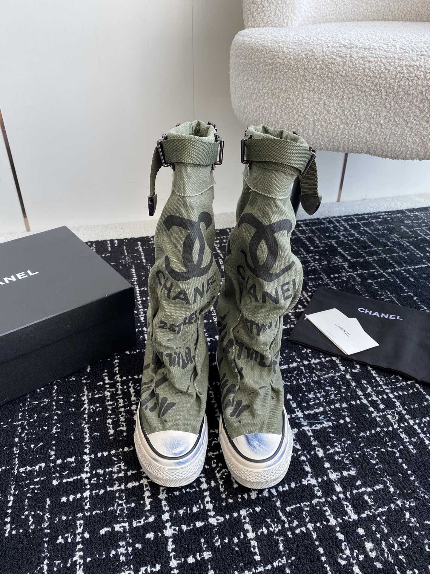 HIGH BOOTS IN ARMY GREEN CANVAS