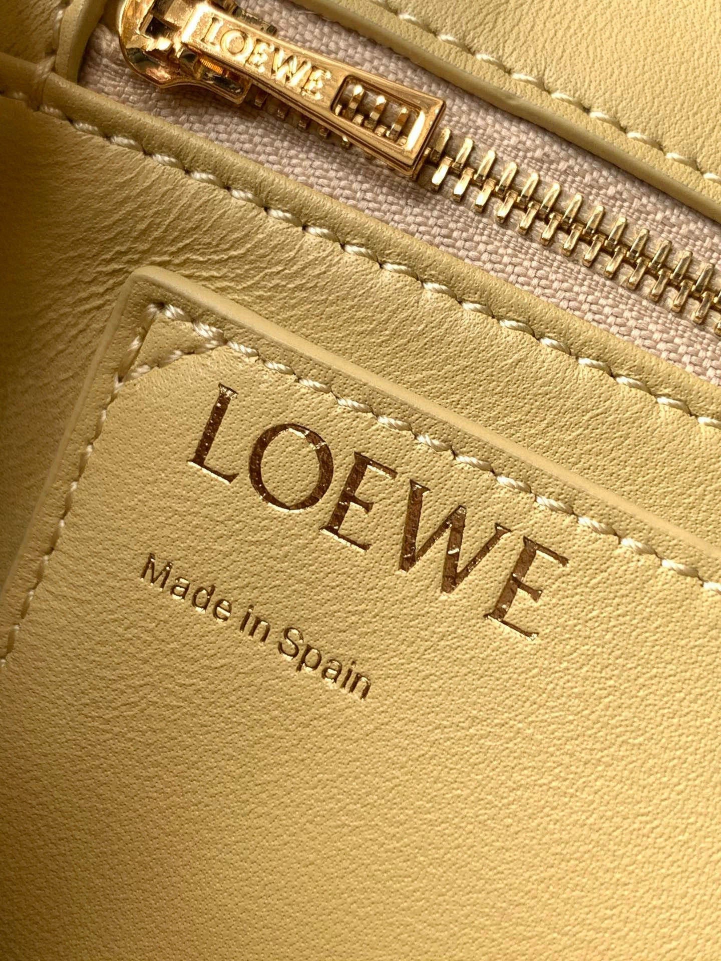 LOEWE 25S PUFFER GOYA BAG 23 IN LIGHT YELLOW NAPPA LAMBSKIN