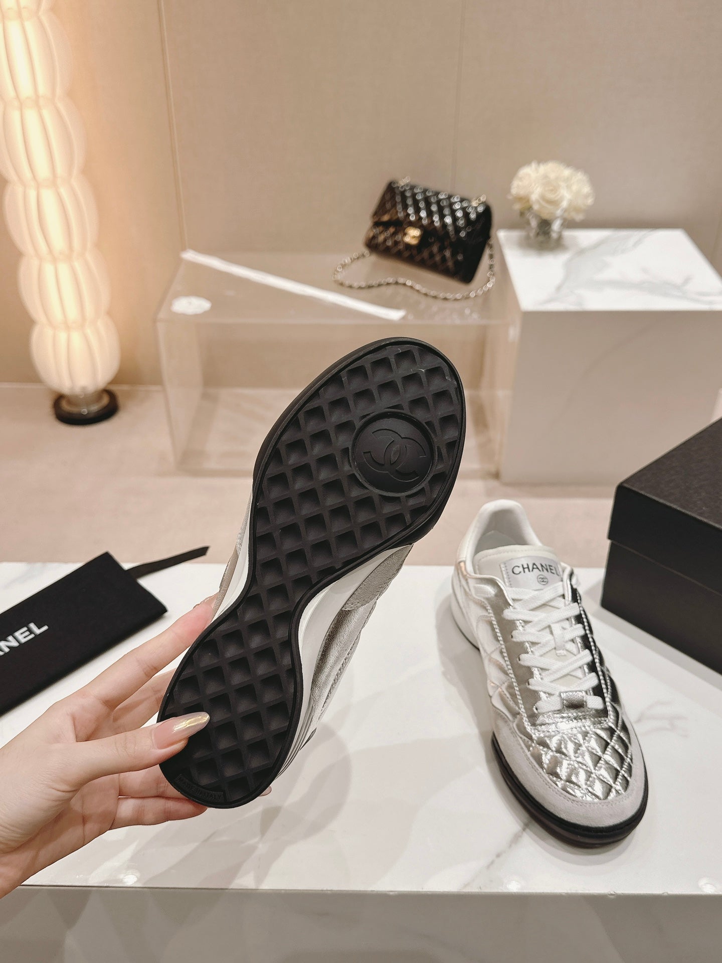 SNEAKERS IN GLOSSY SILVER LAMBSKIN