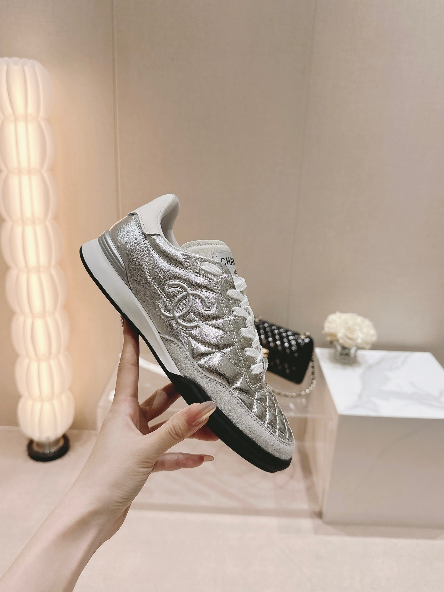 SNEAKERS IN GLOSSY SILVER LAMBSKIN