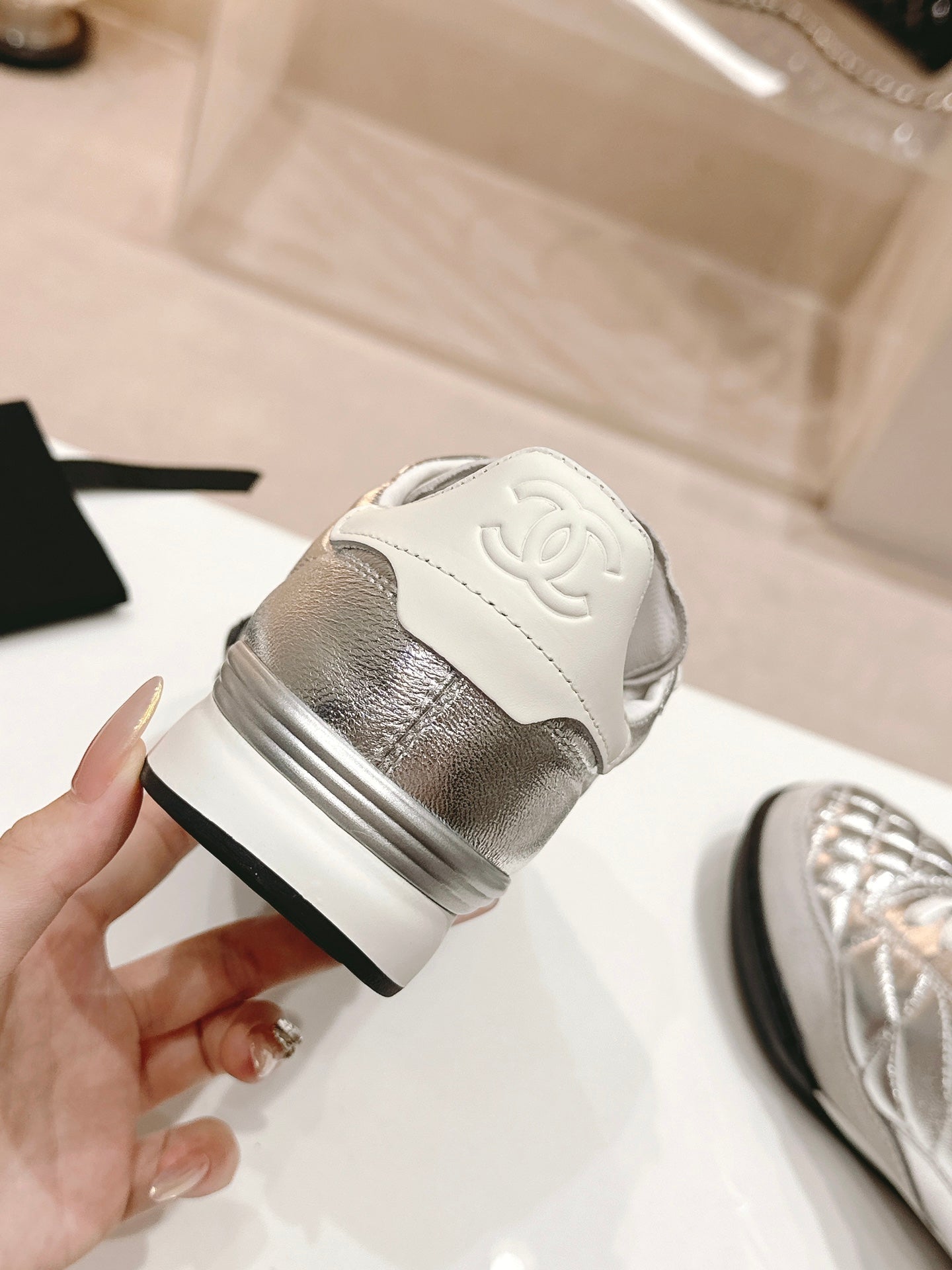 SNEAKERS IN GLOSSY SILVER LAMBSKIN