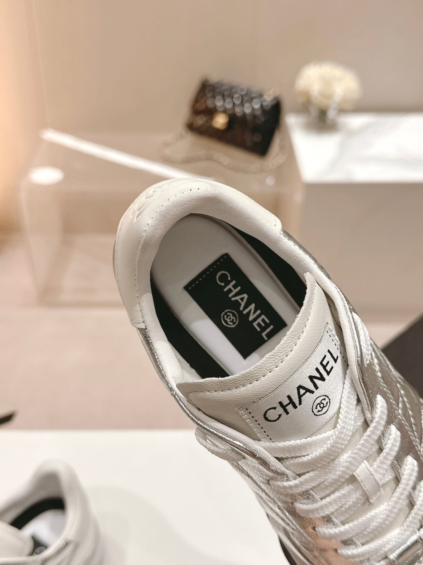 SNEAKERS IN GLOSSY SILVER LAMBSKIN