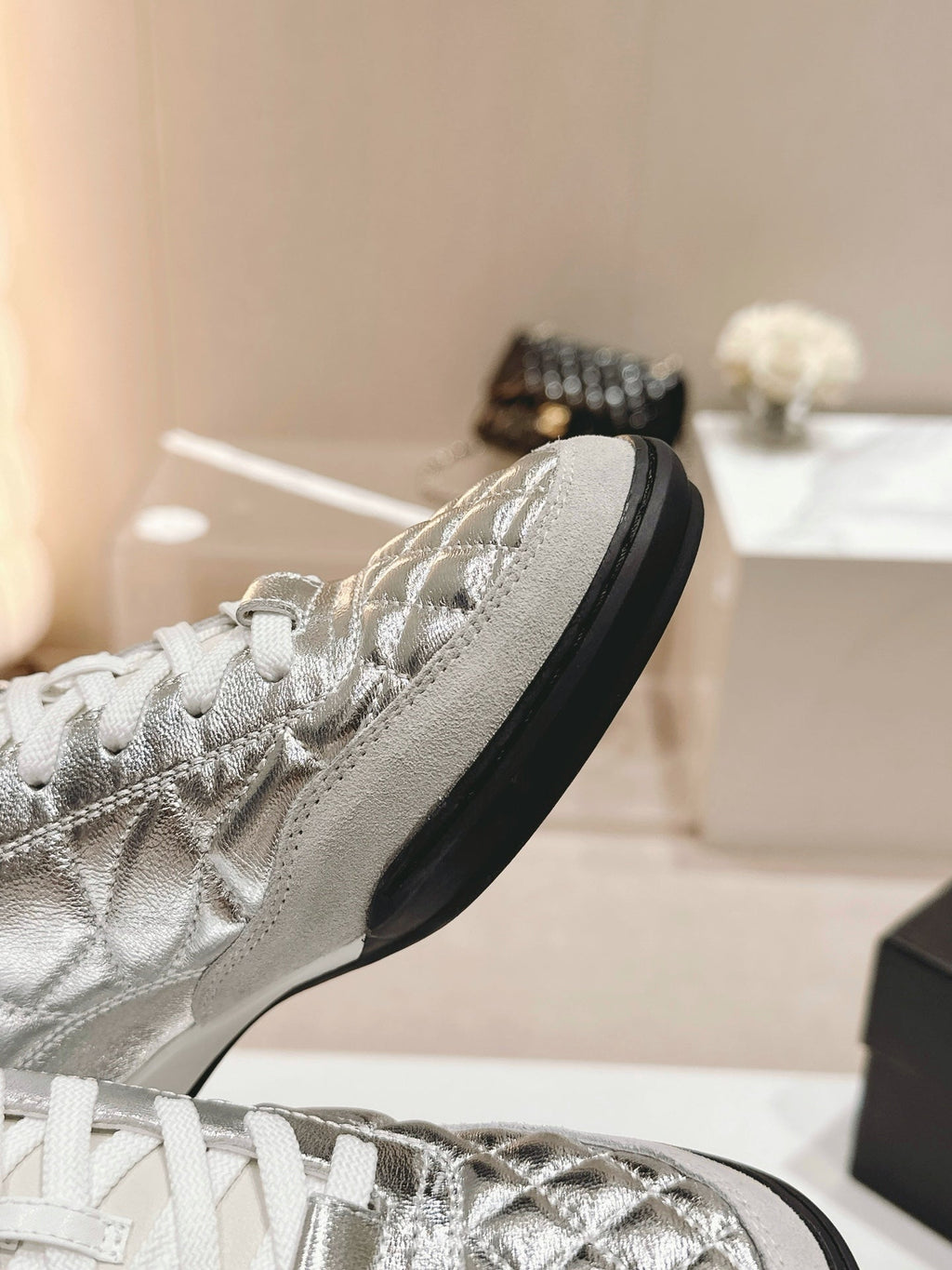 SNEAKERS IN GLOSSY SILVER LAMBSKIN