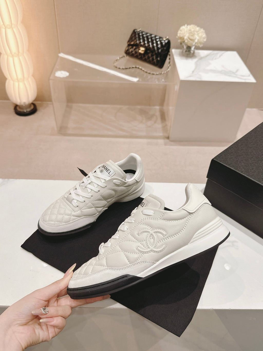 SNEAKERS IN GLOSSY WHITE LAMBSKIN