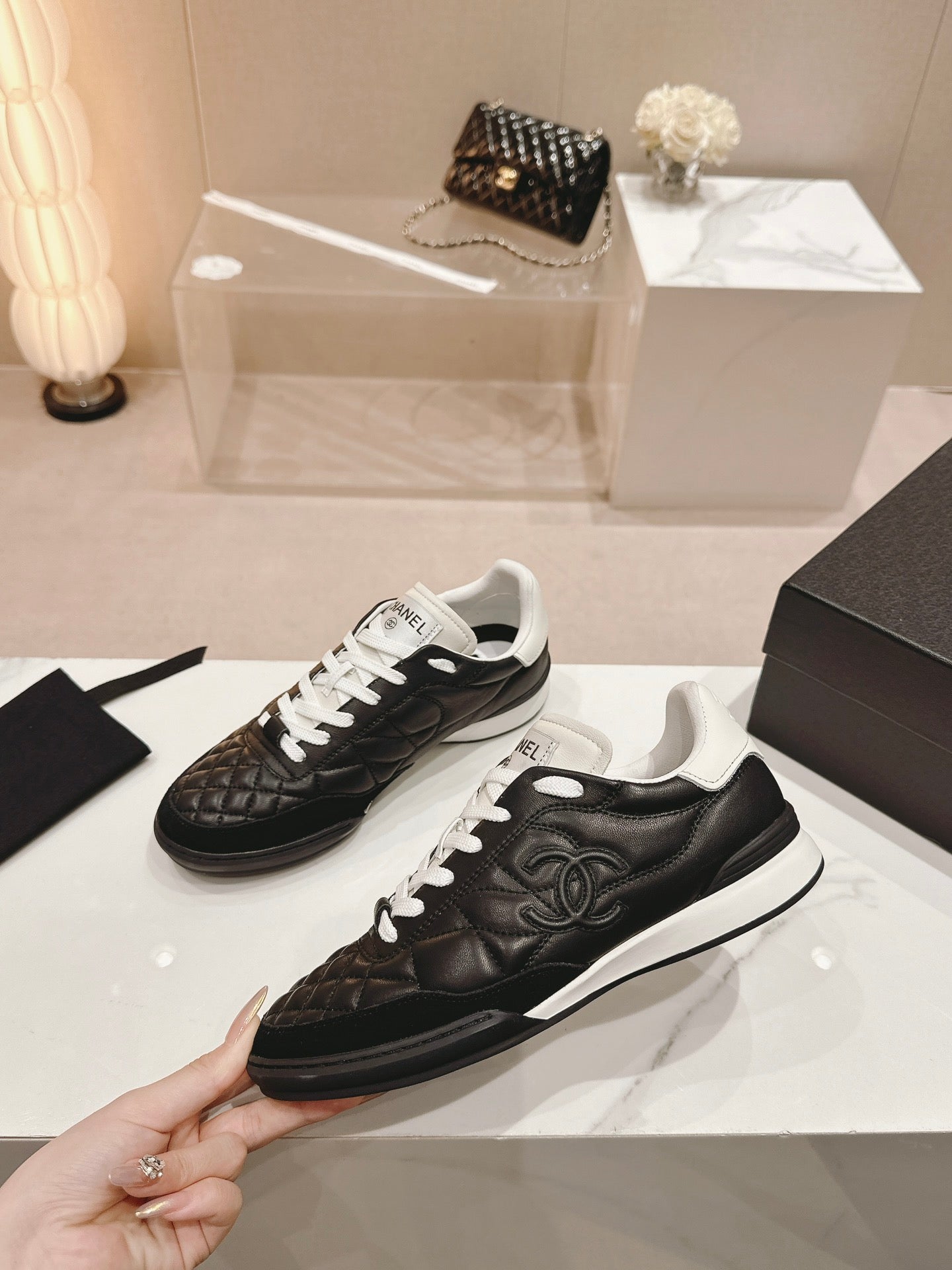 SNEAKERS IN GLOSSY BLACK LAMBSKIN
