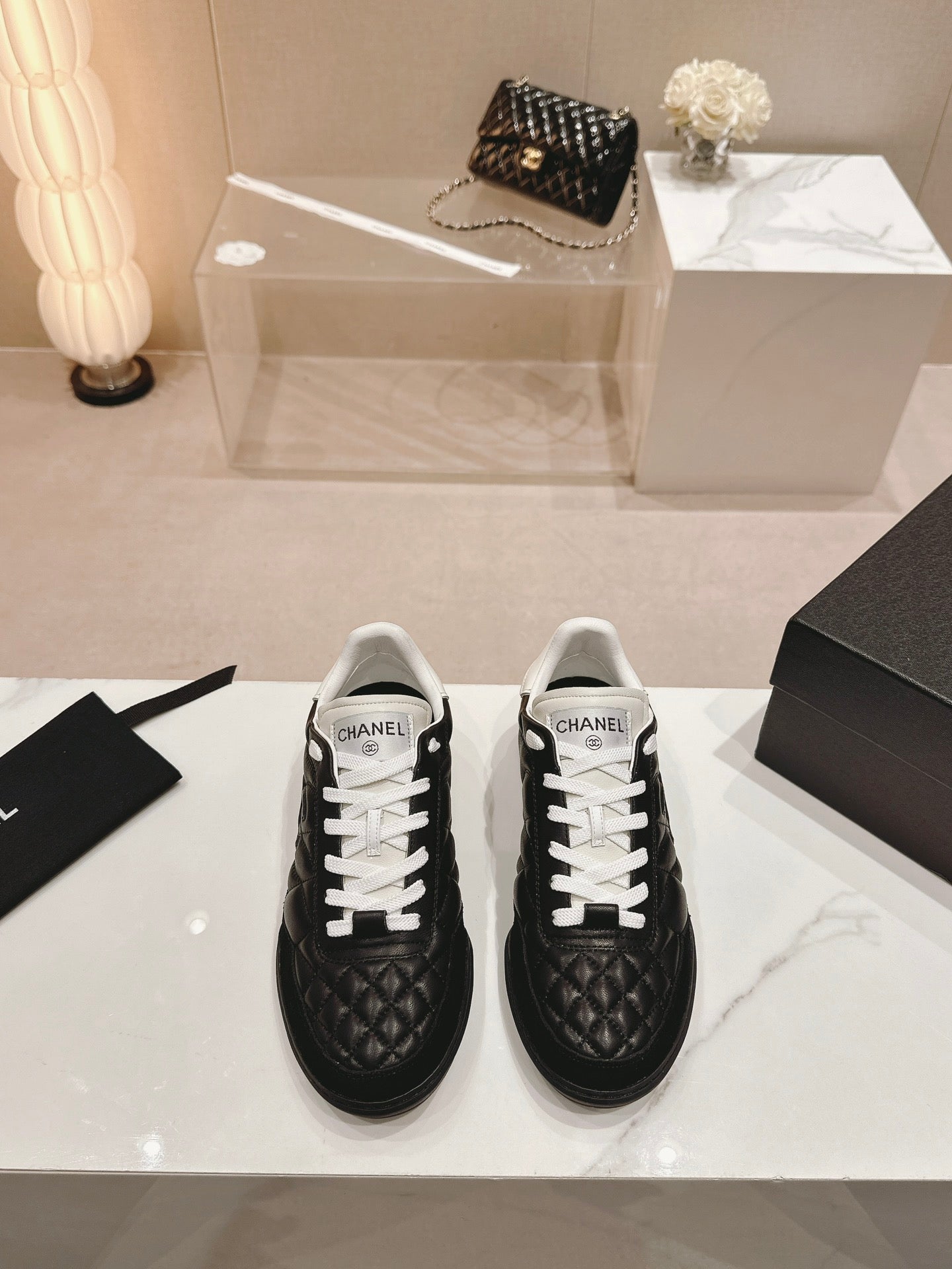 SNEAKERS IN GLOSSY BLACK LAMBSKIN