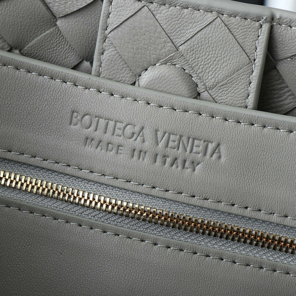 BV MEDIUM ANDIAMO 32CM GREY LAMBSKIN