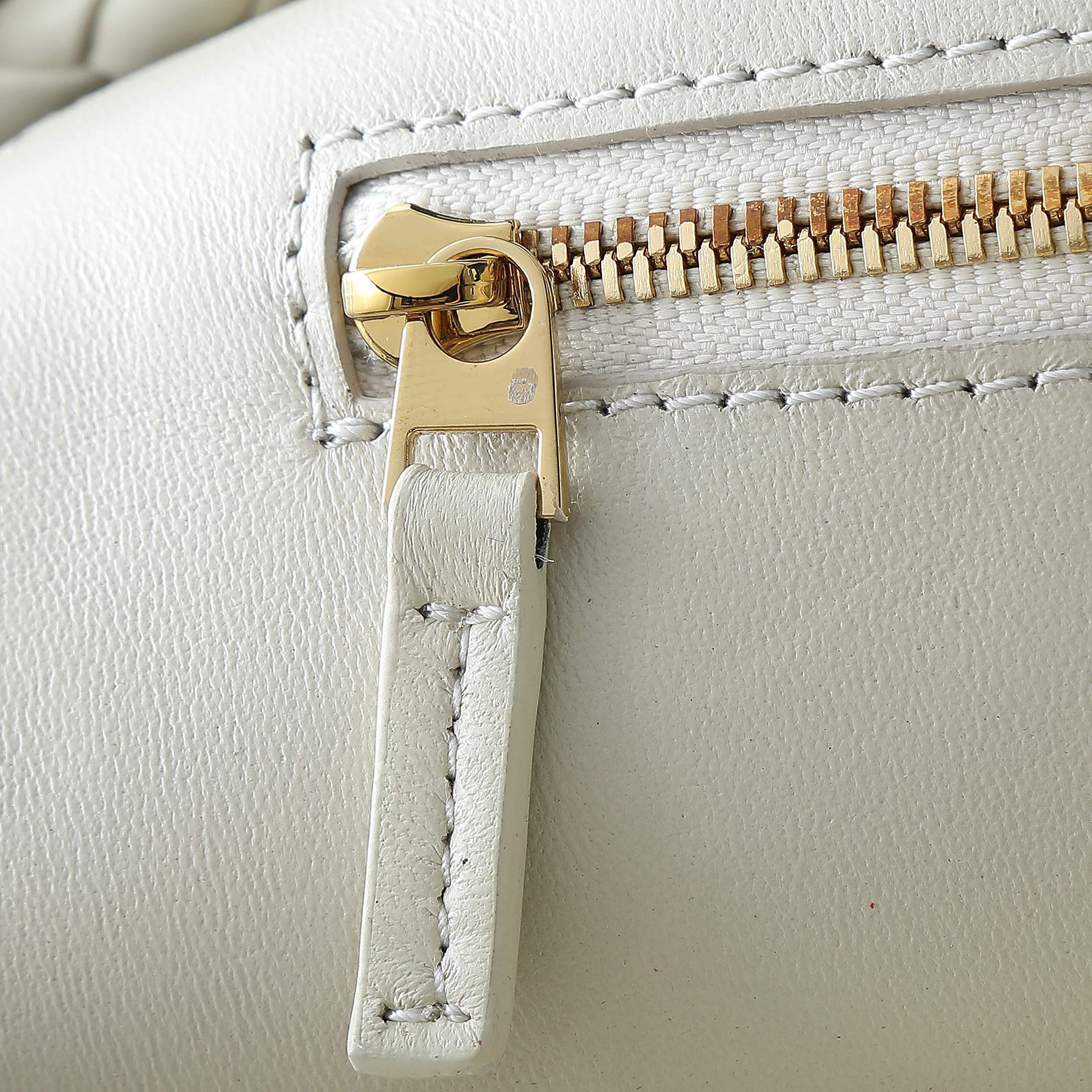 BOTTEGA VENETA 25S LARGE ANDIAMO 42 IN IVORY CALFSKIN GOLD HARDWARE